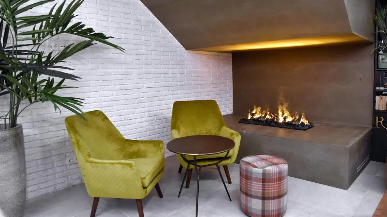 Latroupe La Granja Hostel Bilbao