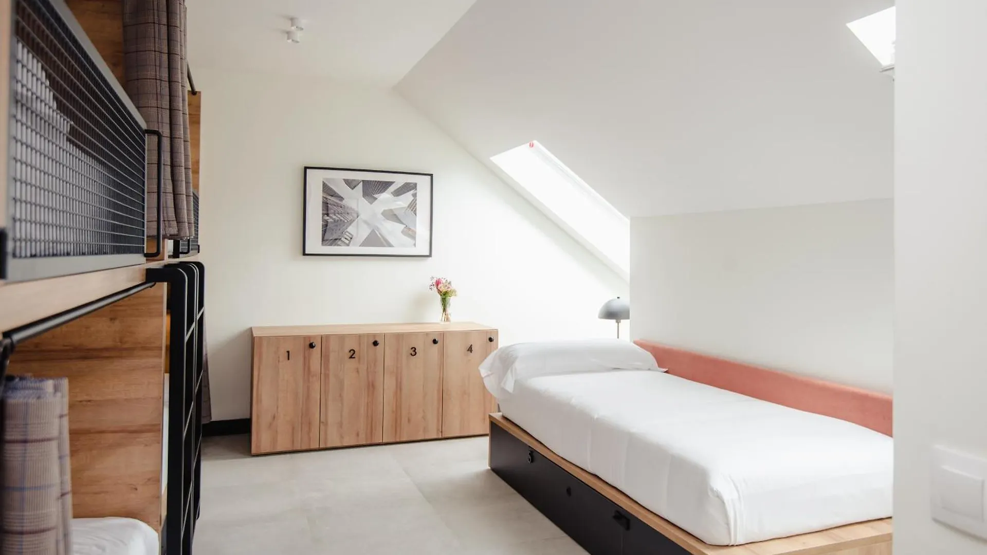 Latroupe La Granja Hostel Bilbao